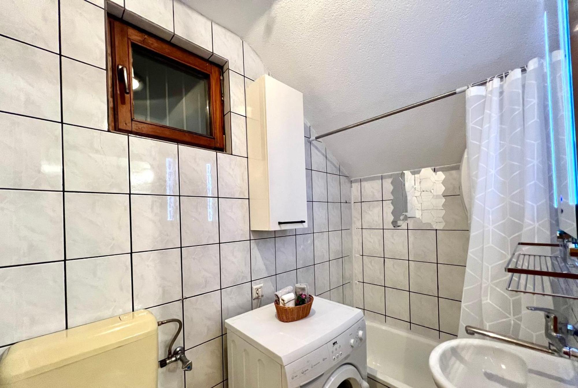 Center One-bedroom Loft * SJJ